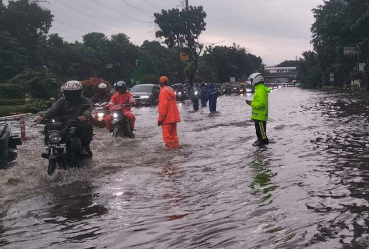 Update Banjir Jalan DI Panjaitan: Genangan 40 Cm, 2 Lajur Bisa Dilintasi Kendaraan