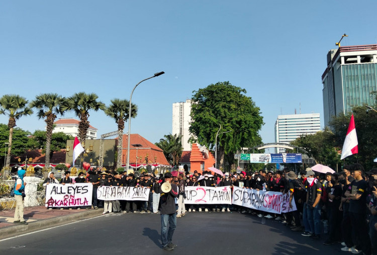Unjuk Rasa di Grahadi: Soroti MBG, Karhutla, hingga Desak Prabowo-Gibran Lengser