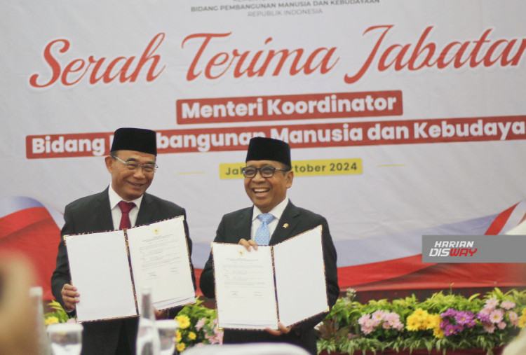 Menteri Koordinator bidang Pembangunan Manusia dan Kebudayaan (Menko PMK) 2019-2024, Muhadjir Effendy menyerahkan jabatan ke Menko PMK yang baru, Pratikno, di Gedung Heritage, Kemenko PMK, Jakarta, Senin (21/10/2024).