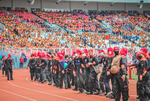 Penjagaan Garda Metal dari partai Buruh di May Day Fiesta 2022