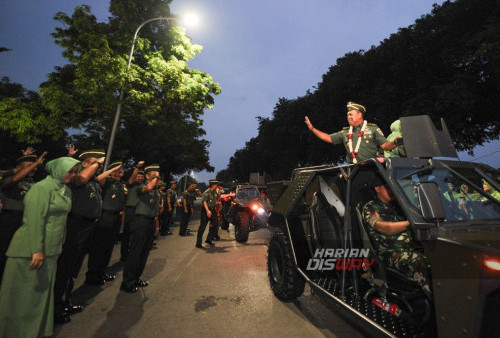 Sebagai pejabat baru, mantan Komandan Paspampres ini berharap bisa diberi masukan atau informasi tentang berbagai hal yang terkait dengan tugas dan tanggung jawab sebagai Pangdam V/Brawijaya. Begitu juga koordinasi dengan seluruh Korem, Kodim maupun Koramil yang ada pada jajaran Kodam V/Brawijaya. (Julian Romadhon/Harian Disway)