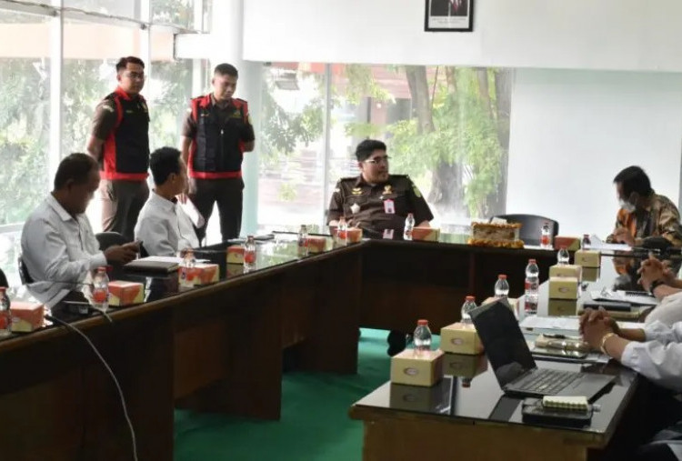 Kejari Tanjung Perak Geledah Kantor PD Pasar Surya, Sita Ratusan Dokumen Terkait Dugaan Korupsi