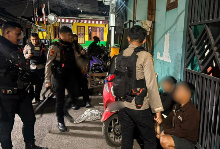 Hendak Tawuran di Lubang Buaya, 2 Pemuda Ditangkap Brimob Beserta Celurit Diamankan