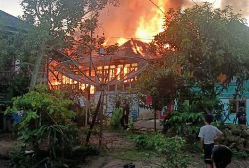 4 Rumah Terbakar di Desa Surabaya 