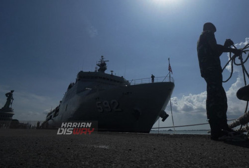 KRI Banjarmasin-592 lepas dari Dermaga Ujung Koarmada II, Surabaya, Jawa Timur, Selasa (25/4/2023). Sebanyak 170 pemudik yang mengikuti program mudik gratis kembali naik kapal perang TNI Angkatan Laut KRI Banjarmasin-592 dari Surabaya menuju Semarang dan Jakarta. (foto: Julian Romadhon) 