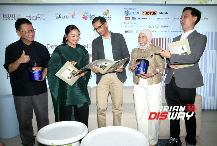 (ki-ka) Ketua Himpunan Desainer Interior Indonesia (HDII) Jakarta, Ariya Sradha; Regional Colour Marketing Manager Jotun South East Asia & Pacific, Natrah Omar Rahim; President Director PT Jotun Indonesia, Arun Kumar; Brand & Communication Manager PT Jotun Indonesia, Zenitha Fitriati; dan Head of Marketing Jotun Indonesia, Husodo Hoe saat konferensi pers peluncuran Jotun 2027 Global Colour Collection: “JOURNEYS” dan New Majestic True Beauty di Jakarta Interior Design Festival (JIDF) 2026, Jakarta (22/10). Menandai 100 tahun dedikasinya dalam mengkreasikan warna, Jotun memperkenalkan 24 kurasi warna untuk 2027 serta menyempurnakan formulasi Majestic True Beauty yang menghasilkan lapisan cat lebih halus, tahan lama, mudah dibersihkan, dan rendah bau. (Foto: Jotun Indonesia)