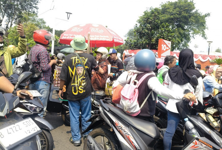 Massa Aksi Demo di Gedung DPR Rebutan Jajanan Gratis, Pedagang Siomai hingga Tahu Bulat Laku Keras