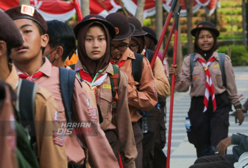 Ketua Regu Emelly Putri Siswa Pramuka SMPN 22 Surabaya sebagai perwakilan kontingen Kecamatan Gayungan saat memasuki GNI Jalan Bubutan, Surabaya, Jawa Timur, Sabtum 12 Agustus 2023. Dalam memperingati hari Pramuka Nasional yang jatuh pada tanggal 14 Agustus 2023, Kwarcan mengajak sekitar 462 siswa se-Surabaya yang tergabung dalam organisasi Pramuka menjelajahi kota Surabaya. Adapun rutenya dari Tugu Pahlawan, Gedung Cak Durasim, Gedung Nasional Indonesia Jalan Bubutan, dan Finish kembali ke Tugu Pahlawan dengan total jarak tempuh 4 Km. (Moch Sahirol/Harian Disway)