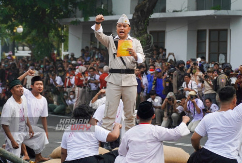 Walikota Surabaya, Eri Cahyadi membacakan puisi “Sumpah Pregolan Merdeka ataoe Mati” dalam Parade Surabaya Juang di Jalan Pahlawan Surabaya, Jawa Timur, Minggu (6/11/2022). Parade tersebut digelar dalam rangka menyambut Hari Pahlawan 10 November setelah vakum selama dua tahun dilanda pandemi, pagelaran teatrikal bertema sejarah pertempuran 10 November 1945 menempuh rute historis, mulai Monumen Tugu Pahlawan hingga Balai Kota Surabaya. 
