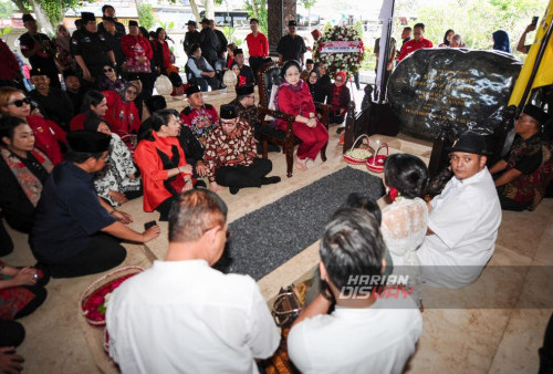 Haul Bung Karno di Blitar ini diisi dengan rangkaian kegiatan ziarah, doa bersama, dan tabur bunga di makam Bung Karno, sebagai wujud penghormatan dan penghargaan kepada sang proklamator. (Julian Romadhon/Harian Disway)