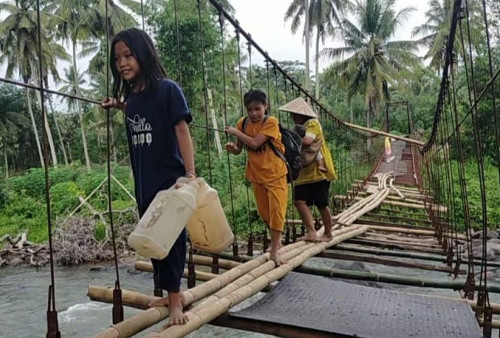 Jembatan Gantung di Empat Lawang Menguji Nyali, Lihat Sendiri