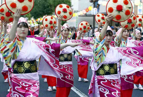  Topi Bunga Warnai Festival Tari Musim Panas Tradisional di Prefektur Yamagata