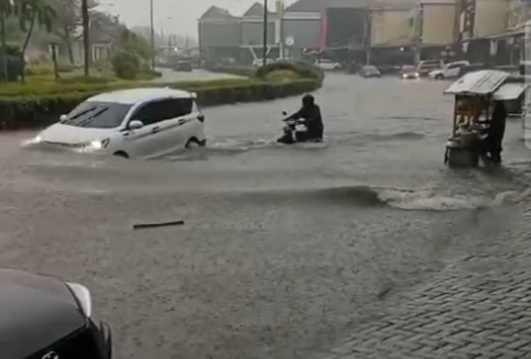 Surabaya dan Sidoarjo Banjir, Lalu Lintas Lumpuh, Rumah Warga Terendam