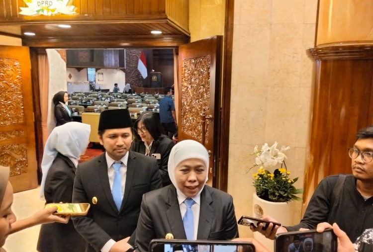 BMKG: 18 Perairan di Jatim Alami Gelombang Tinggi hingga 2 Januari, Khofifah Minta Wisatawan Lebih Waspada