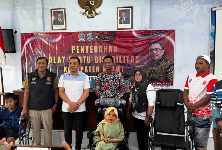Wakil Ketua DPRD Jatim Deni Wicaksono Salurkan Kursi Roda untuk Disabilitas di Ngawi