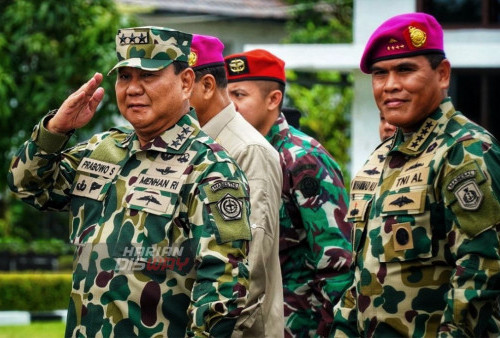 Menteri Pertahanan Republik Indonesia (Menhan RI) Letnan Jenderal (Letjen) TNI (Purn) Prabowo Subianto melaksanakan kunjungan kerja di Kesatrian Marinir Soetedi Senaputra Karangpilang Surabaya. Selasa (14/02/2023). Kunjungan kerja Menhan RI ke sarang petarung prajurit Korps Marinir tersebut, adalah untuk melaksanakan inspeksi Alutsista yang dimiliki oleh Korps Marinir dan menyerahkan secara simbolis alat peralatan pertahanan (Alpalhan) hasil pengadaan Kementerian Pertahanan oleh Menteri Pertahanan Republik Indonesia kepada Komandan Korps Marinir. (foto: Julian Romadhon)