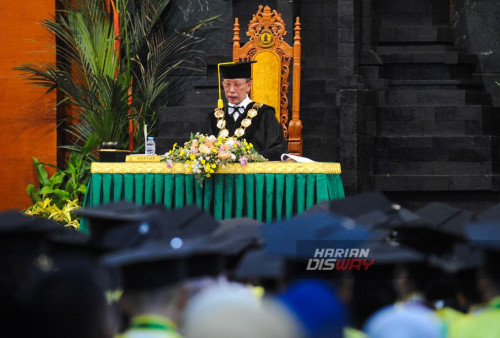 Prof. Dr. H. Widodo Ario Kentjono, Rektor UWKS, memberi sambutan pada Wisudawan Universitas Wijaya Kusuma Surabaya (UWKS) yang mengikuti Wisuda Program Sarjana 2022/2023 yang digelar secara luring di Gedung Bangsal Pancasila, UWK, Surabaya, Jawa Timur, Sabtu, 21 Oktober 2023. Wisuda Program Sarjana 2022/2023 UWKS kembali menggelar pelaksanaan wisuda tatap muka yang dilaksanakan di Gedung Bangsal Pancasila terbuka dan diikuti oleh 476 wisudawan dan wisudawati. (Julian Romadhon/Harian Disway)