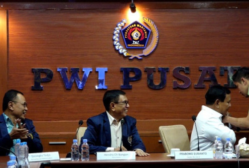 Diundang PWI Sebagai Capres, Prabowo Lepas Pin Dinas Kemhan