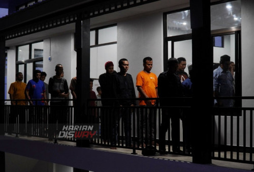 Sejumlah warga Lorong Pak Mustatim melakukan shalat berjamaah yang Pertama kalinya di Masjid Kartini Soenantara, Kabupaten Banggai, Luwuk, Sulawesi Tengah, Jumat (17/3/2023). 
Masjid Kartini Soenantara ini dibangun sejak Desember 2022, dengan menggunakan dana dari manajemen dan karyawan XL Axiata. Wakil Gubernur Sulawesi Tengah, Drs. H. Ma'mun Amir dalam sambutannya yang dilakukan secara daring berharap masyarakat agar menjaga dan merawat masjid yang dibangun, agar bisa terus bermanfaat untuk generasi selanjutnya. (foto: Julian Romadhon)