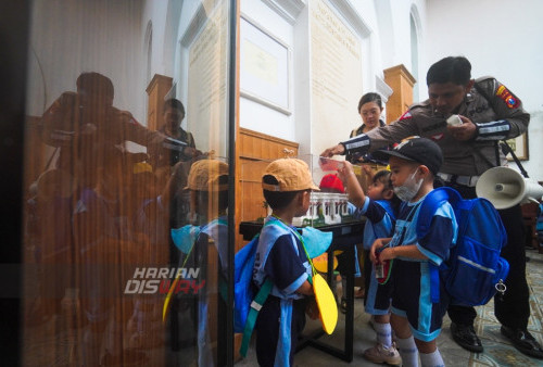 Satbinmas Polrestabes Surabaya menunjukan barang-barang peninggalan sejarah kepolisian yang berada di Museum Hidup Polri 