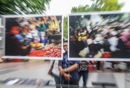 Pengunjung melihat karya foto dari pewarta foto Kantor Berita Antara yang dipamerkan di halaman Taman Bungkul Surabaya Jawa Timur, Rabu 29 November 2023. Pameran fotografi bertajuk 