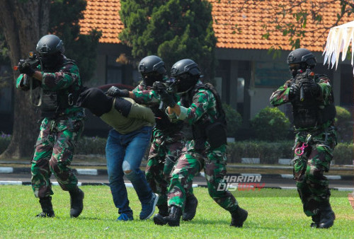 Personel TNI AL melakukan simulasi penanggulangan terorisme usai upacara Prasetya Perwira Pendidikan Pembentukan Perwira (Diktukpa) TNI AL Angkatan ke-53 TA 2023 di Kodiklatal, Surabaya, Jawa Timur, Senin, 6 November 2023. Upacara Prasetya Perwira Pendidikan Pembentukan Perwira (Diktukpa) TNI AL Angkatan ke-53 TA 2023 yang di hadiri oleh KASAL Laksamana TNI Muhammad Ali, tersebut melantik sebanyak 217 siswa.  oleh KASAL Laksamana TNI Muhammad Ali. (Julian Romadhon/Harian Disway) 