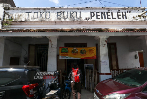 Seorang pengunjung memasuki Toko Buku Peneleh yang berlokasi di Jalan Peneleh Gang VII No 22, Surabaya, Jawa Timur, Senin (20/2/2023). Toko ini merupakan tertua di Kota Surabaya yang dibangun sekitar tahun 1880 an, tempatnya bersebrangan sekitar 8 meter dari rumah HOS Tjokroaminoto yang menjadi Rumah Kos Presiden pertama RI Soekarno. (foto: Sahirol Layeli)
