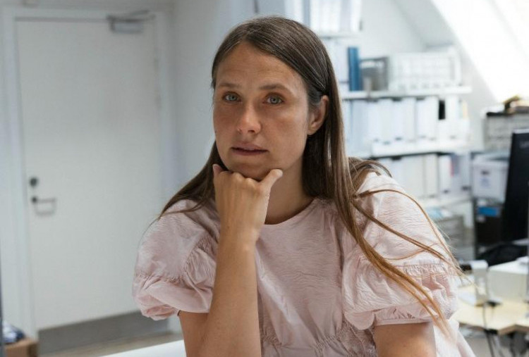 UNIQLO dan Cecilie Bahnsen Membawa Estetika Couture ke Lemari Perempuan Sehari-hari