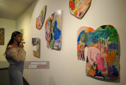 Pengunjung mengamati lukisan yang dipamerkan di Artspace, Artotel TS Suites, Surabaya, Jawa Timur, Jumat (7/7/2023). Pameran yang memajang sebanyak 23 karya lukis dari 4 pelaku seni rupa yang bergaya abstrak, Pop Art dan realis tersebut bertemakan Di Antara Hujan itu berlangsung hingga tanggal 7 Agustus 2023.