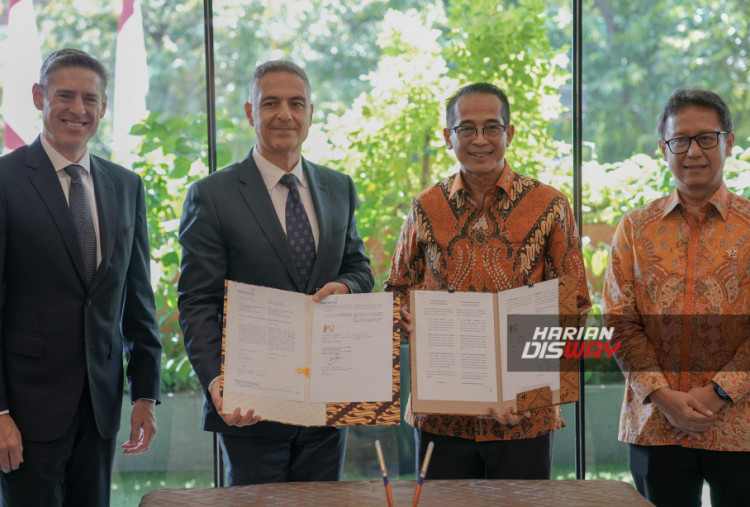 George Stylianou, Managing Director MSD Indonesia (kedua kiri), dan Shadiq Akasya, Direktur Utama Bio Farma (kedua kanan), menandatangani perjanjian transfer teknologi untuk produksi Vaksin Pneumokokal Konjugat 15-valent (PCV15) di Indonesia pada Kamis (13/2) di Jakarta. Disaksikan oleh Menteri Kesehatan RI, Budi Gunadi Sadikin (kanan), dan David Peacock, President of Asia Pacific, MSD. Kerja sama ini menjadi tonggak penting dalam memperluas akses vaksin penyelamat jiwa dan memperkuat ketahanan kesehatan nasional.