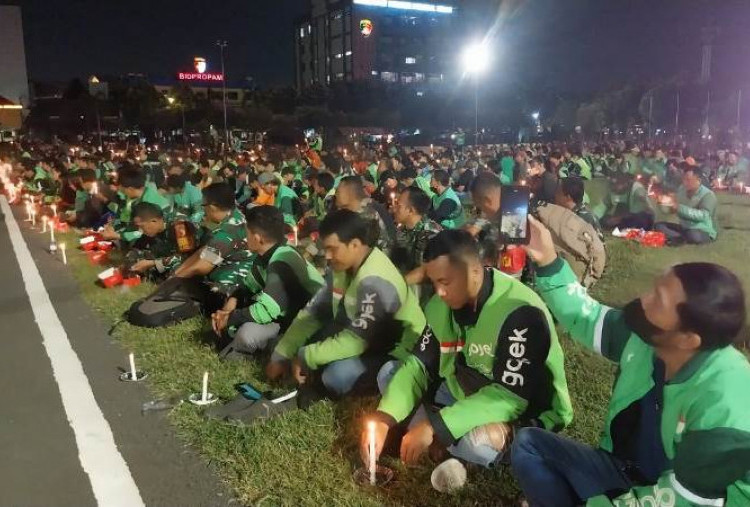 Driver Ojol Gelar Aksi Seribu Lilin di Mapolda Jatim untuk Affan Kurniawan