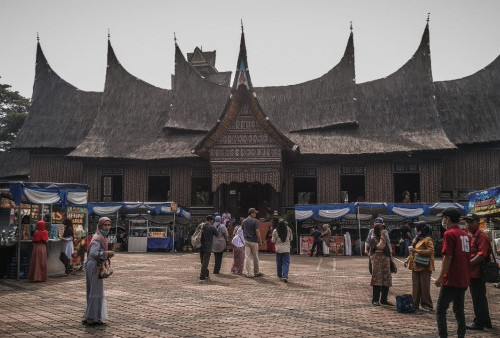 Rumah Gadang di anjungan Sumatera Barat, Taman Mini Indonesia Indah (TMII) ramai pengunjung.
