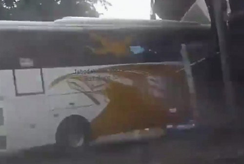 Sempat Oleng, Sebuah Bus Menabrak Showroom Mobil di Cipinang