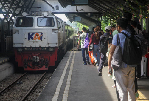 Penumpang Padati Stasiun Gubeng Surabaya di H+2 Lebaran, Humas Daop 8: Ini Belum Puncak