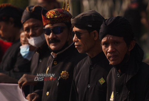 Sejumlah warga Surabaya penggiat Pecinta Budaya Nusantara (PBN) melakukan aksi simpatik dengan menggunakan baju adat tradisional di jalan Gubernur Suryo, Gedung Negara Grahadi Surabaya, Jawa Timur, Sabtu 30 Juli 2022. Dalam aksi yang diikuti sejumlah komunitas tersebut mengajak masyarakat untuk melestarikan busana tradisional.
