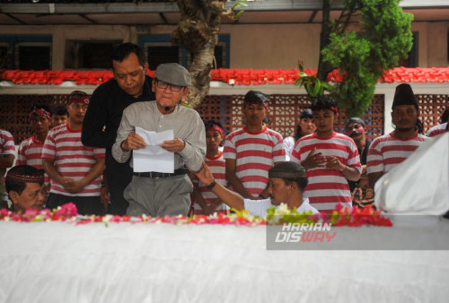 KH Zawawi Imron membacakan puisinya yang berjudul Damai Dibawah Sang Merah Putih di makam Dr. Soetomo di Komplek Gedung Nasional Indonesia (GNI) Surabaya, Jawa Timur, Sabtu, 10 Februari 2024. Ziarah Kebangsaan yang merupakan rangkaian kegiatan bertema Refleksi Indonesia Damai yang gagas oleh KH Zawawi itu menyampaikan pesan positif untuk memberi kesadaran pada semua pihak harus rukun di bawah rumah merah-putih. (Julian Romadhon/Harian Disway)
