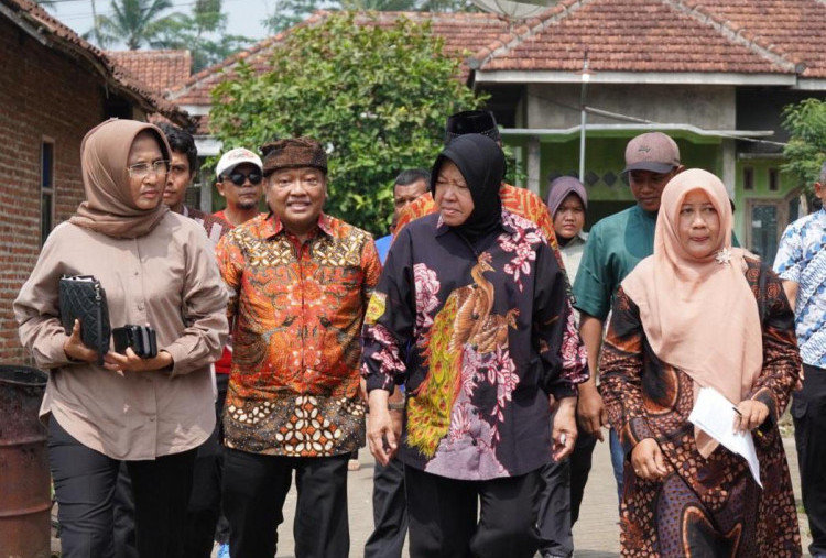 Risma Ajak Warga Ngajum Berwirausaha: Lewat Program Pena, Penjual Pecel Semanggi Bisa Punya Mobil Mewah