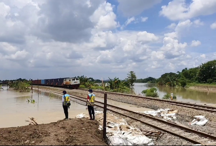 Jalur Rel Gubug-Karangjati Yang Terendam Banjir Selesai Diperbaiki, Perjalanan KA dari Surabaya Pasarturi Kembali Normal