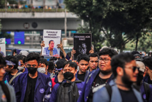 Para mahasiswa membawa poster sebagai bentuk protes dalam melakukan long march dari arah Senayan menuju gedung DPR RI dalam aksi unjuk rasa 11 April 2022