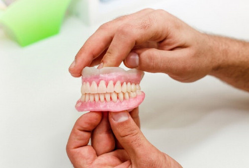 Pasang Gigi Palsu Pakai BPJS Kesehatan? Bisa Banget, Begini 4 Langkahnya