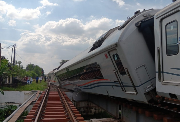 2 Gerbong KA Purwojaya Anjlok Hingga Keluar Rel di Stasiun Kedunggedeh Bekasi