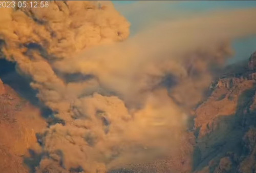 Gunung Semeru Erupsi Lagi, Hembuskan Awan Panas Teramati 1.000 Meter dari Puncak