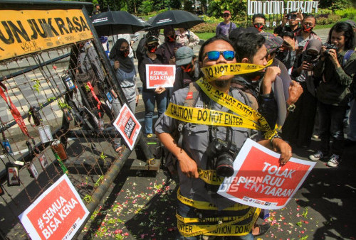 Demo Jurnalis di Grahadi Surabaya Tolak RUU Tentang Penyiaran