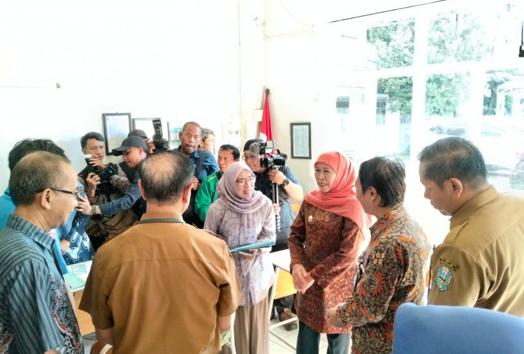 Tinjau SMAN 5 dan 9 Surabaya, Khofifah Apresiasi Kelancaran Pengambilan PIN SPMB Jatim