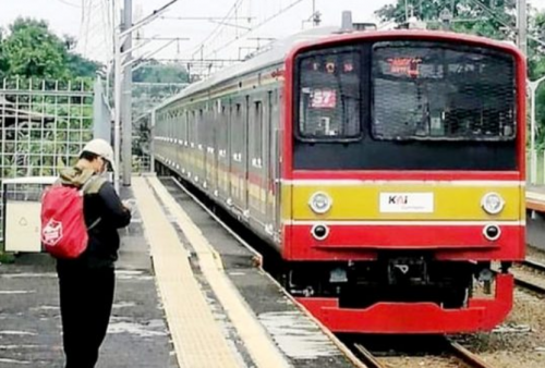 Viral Wanita Jatuh ke Perlintasan Kereta di Stasiun Manggarai, KAI Beri Imbauan Begini