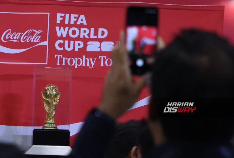 Trofi Piala Dunia FIFA kembali menyapa Indonesia. Simbol supremasi sepak bola dunia itu hadir di Jakarta dalam rangkaian FIFA World Cup Trophy Tour menjelang Piala Dunia 2026. Kilau emas trofi yang legendaris itu menjadi magnet kuat bagi publik, sekaligus menandai posisi Indonesia sebagai bagian dari peta besar sepak bola global.HARITSAH ALMUDATSIR/Harian Disway 