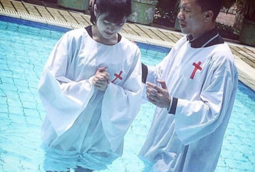 Dulu Mualaf dan Berhijab, Marcella Simon Kini Kembali ke Server Lama, Unggah Foto sedang Dibaptis