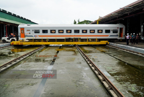 Gerbong kereta api ekonomi K300410 dalam perawat di Balai Yasa Surabaya Gubeng, Surabaya, Jawa Timur, Rabu (5/4/2023). Sebanyak 195 kereta api dalam perawatan di UPT Balai Yasa Surabaya Gubeng yang dikerjakan sebanyak 265 teknisi itu untuk mendukung Angkutan Lebaran 2023. (foto: Julian Romadhon)