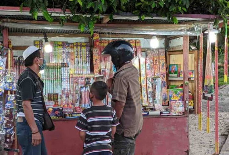 Saat Kembang Api Tak Menyala, Rahmat dan Sahrul Menyimpan Resah di Trotoar Jakarta