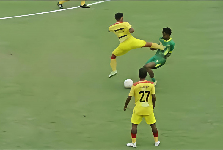 GENDENG! Tendangan 'Kung Fu' Mendarat di Dada Pemain Liga 4 dalam Laga Putra Jaya Pasuruan vs Perseta Tulungagung